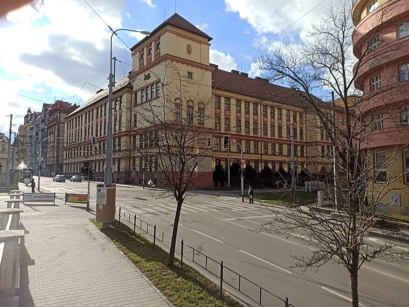 Obchodní akademie v Kotlářské ulici.