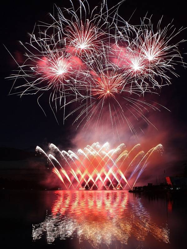 Ohňostroj řecké skupiny Nanos Fireworks.