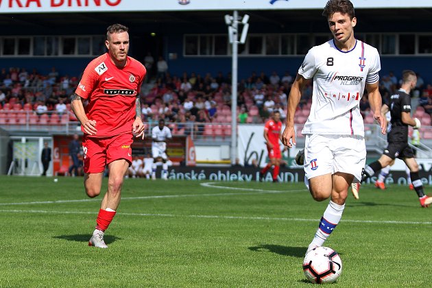 Fotbalový záložník Ondřej Vaněk v dresu Zbrojovky Brno v zápase proti Líšni.