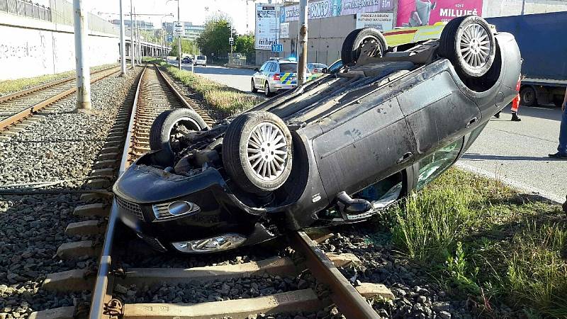 Převrácené auto v kolejišti tramvajové trati ve Vídeňské ulici v Brně. Foto: HZS JMK