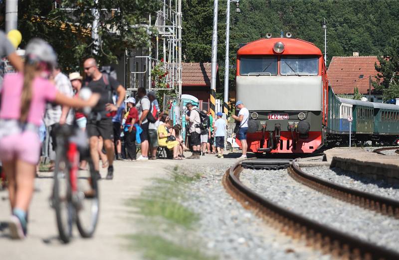 Lidé na Pernštejně přihlíželi lovu dravých ptáků nebo souboji šermířů.