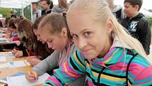  Studenti devíti brněnských základních škol se ve středu sešli v Komíně, aby si vyzkoušeli, jaká může být jejich železniční profese.