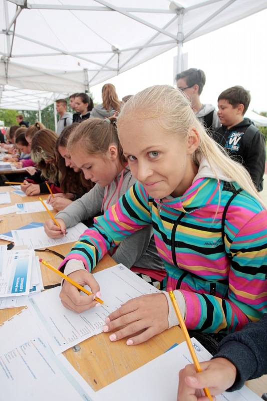  Studenti devíti brněnských základních škol se ve středu sešli v Komíně, aby si vyzkoušeli, jaká může být jejich železniční profese.