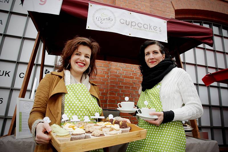 U brněnského nákupního centra Vaňkovka dostali lidé možnost zkusit libanonské, indické nebo vietnamské speciality. Trhy, které kromě zmíněných lákadel nabízí i další jídla a pochutiny, začaly v pátek v deset hodin ráno.