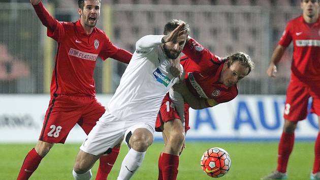 Z nenápadně vyhlížející situace se zrodila branka, která plzeňskou Viktorii poslala do čtvrtfinále Mol Cupu. Západočeši na hřišti Zbrojovky před slabou dvoutisícovou návštěvou zvítězili 1:0.