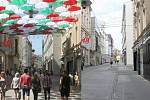 Srovnání pohledu na běžně zaplněnou Českou ulici v Brně se současným obrázkem za nouzového stavu a omezeného vycházení kvůli šíření koronaviru.