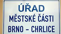 O radnici bojuje městská část v Chrlicích. Dům si totiž nárokuje také Biskupství brněnské. O majiteli proto rozhodne soud. Vedení městské části uvažuje rovněž o stavbě nového úřadu.