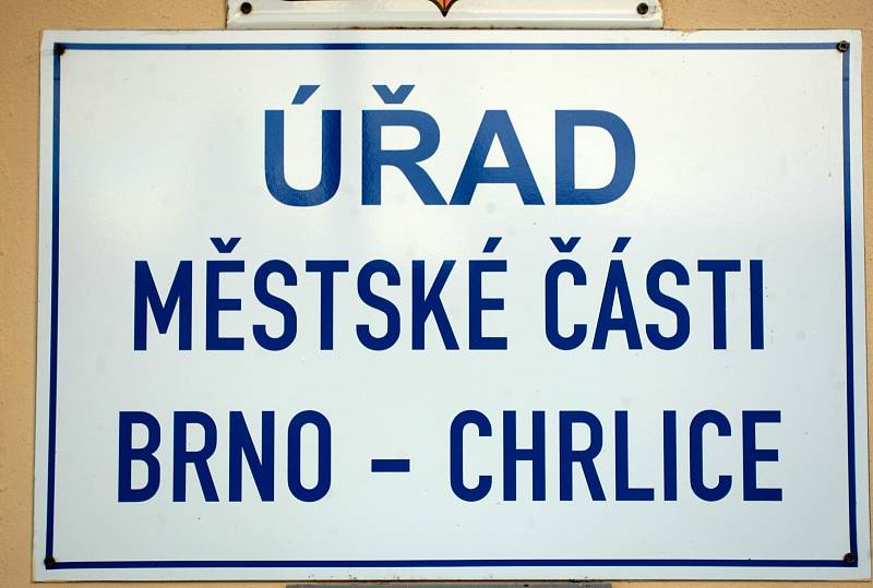 O radnici bojuje městská část v Chrlicích. Dům si totiž nárokuje také Biskupství brněnské. O majiteli proto rozhodne soud. Vedení městské části uvažuje rovněž o stavbě nového úřadu.