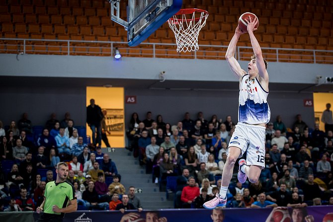 Brněnští basketbalisté (v bílém) zdolali minulý víkend Nymburk, v sobotu je čeká duel s Kolínem.