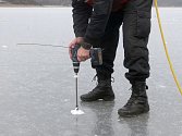 Měření tloušťky ledu. Ilustrační foto.