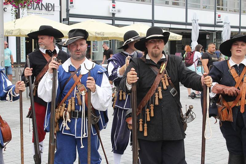 Historický průvod vojsk centrem města při Dni Brna.