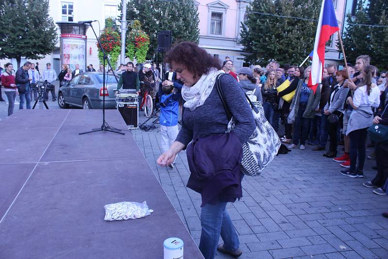 V Den české státnosti se v Brně uskutečnil pochod Kroky pro demokracii pořádaný iniciativou Společně Brno. Pochodu, na němž řečníci kritizovali současný stav české demokracie a kauzy kolem premiéra Andreje Babiče, se zúčastnilo několik stovek lidí.