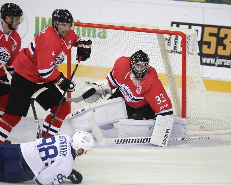 Tým Martina Havláta nakonec vyhrál nad Kometou Brno 10:5. Po ledě brněnské DRFG Areny kroužila taková esa jako Jaromír Jágr, Patrik Eliáš či Zdeno Chára.