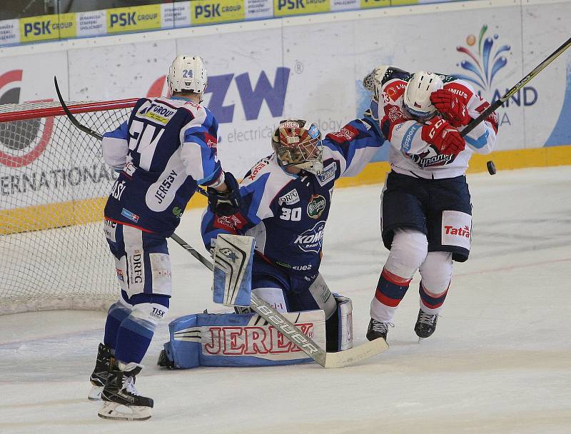 Hokejisté brněnské Komety v 47. extraligovém kole doma přetlačili Pardubice 2:1. Na snímku Langhamer, Gulaši a Starý (Pardubice).