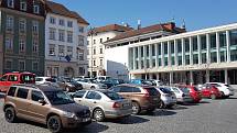 Ze Zelného trhu v centru Brna se v době nouzového stavu stalo parkoviště.