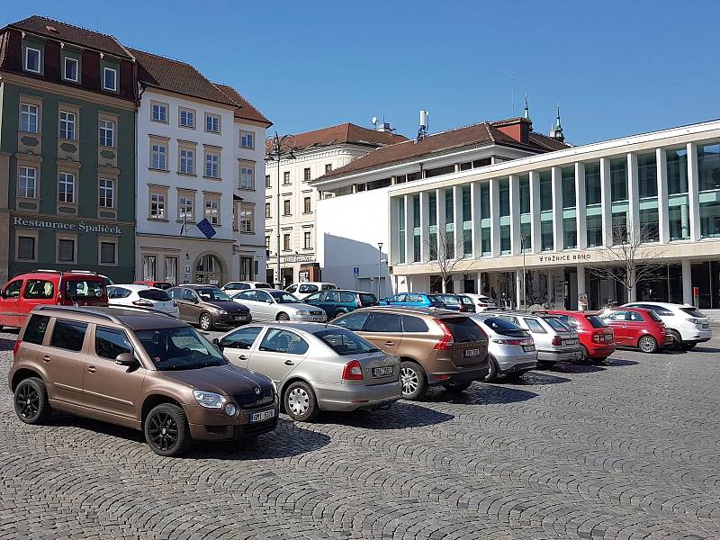 Ze Zelného trhu v centru Brna se v době nouzového stavu stalo parkoviště.