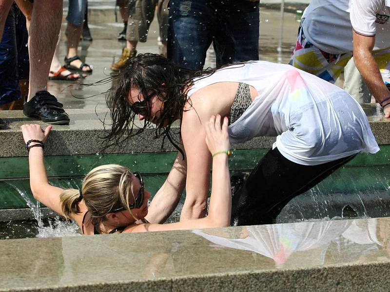 Vodní bitvě se ve středu oddala u kašny před brněnským kinem Scala přibližně necelá stovka vysokoškolských studentů. 