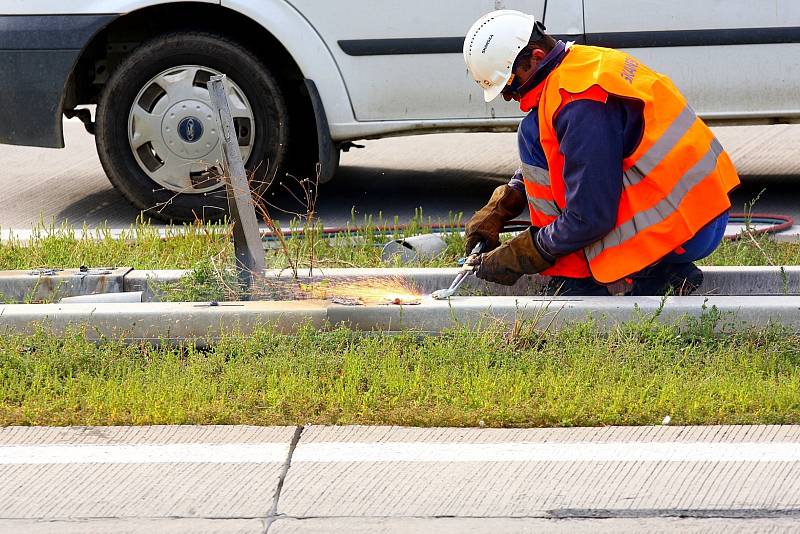 Rozsáhlá oprava dálnice D1 mezi Brnem a Vyškovem žádné velké problémy zatím nezpůsobila. Potíže se ale očekávají ve všední dny