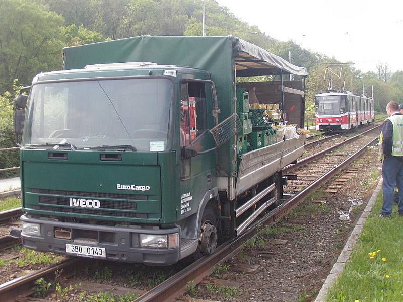 Zaklíněné nákladní auto ve čtvrtek blokovalo provoz v Žabovřeské ulici v brněnských Pisárkách.