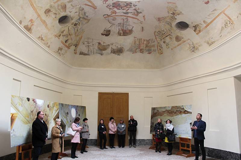 Na zámku v Lysicích restaurátoři obnovili výzdobu sala terreny.