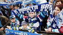 Hokejoví fanoušci Komety Brno opět zaplnili Zelný trh. Přišlo jich ještě víc než na páteční promítání na velkoplošných obrazovkách.