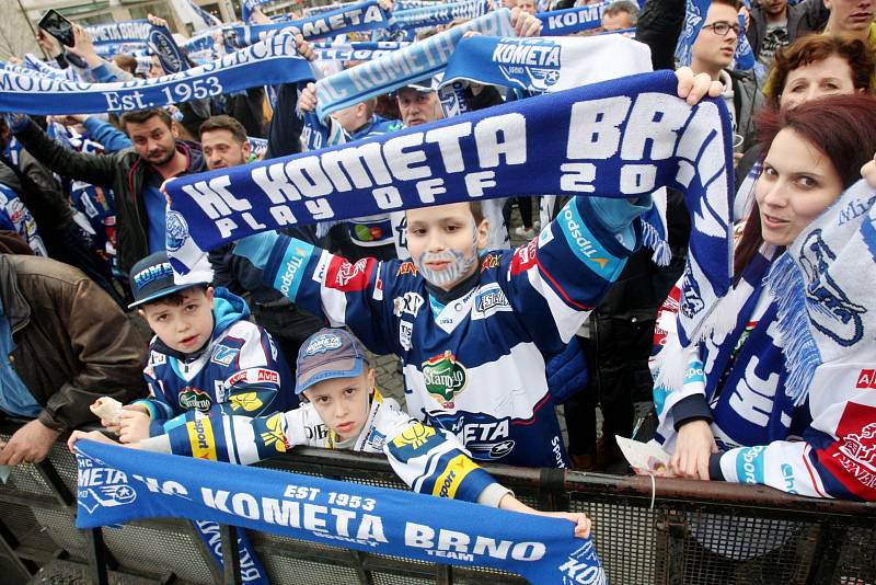 Hokejoví fanoušci Komety Brno opět zaplnili Zelný trh. Přišlo jich ještě víc než na páteční promítání na velkoplošných obrazovkách.