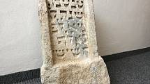 Náhrobek ze čtrnáctého století nalezený na židovském hřbitově v Židenicích. 