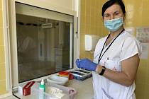 Nejen o pacienty s Covid-19 pečují v nemocnici u svaté Anny v Brně zdravotní sestry, které v úterý 12. května slaví svůj mezinárodní svátek. Jednou z nich je i Monika Černá, sestra z I. interní kardioangiologické kliniky FNUSA.