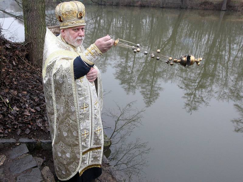 Pravoslavní vylovili z řeky zlatý kříž.