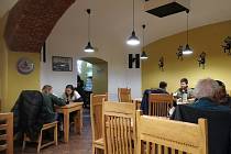 Personál v restauracích musí od 1. listopadu kontrolovat potvrzení o bezinfekčnosti příchozích hostů.