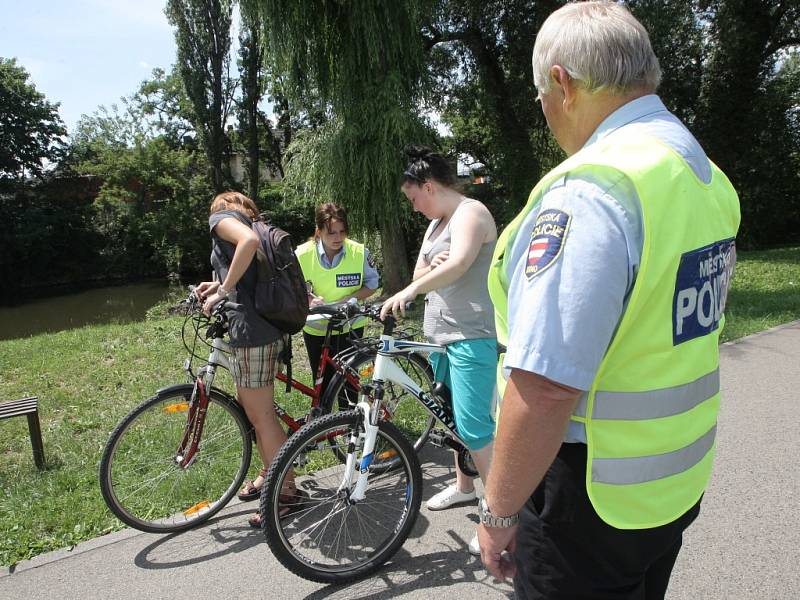 Bruslaře a cyklisty zastavovali na cyklostezce u řeky Svratky strážníci a radili jim, co vše by měli pro svou bezpečnost udělat.