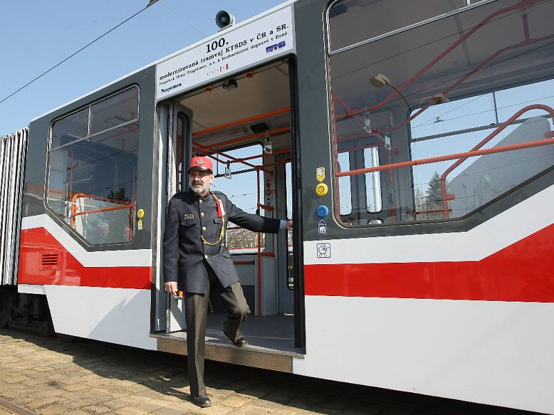 Tramvaje typu KT8D5 rekonstruují také v Brně.