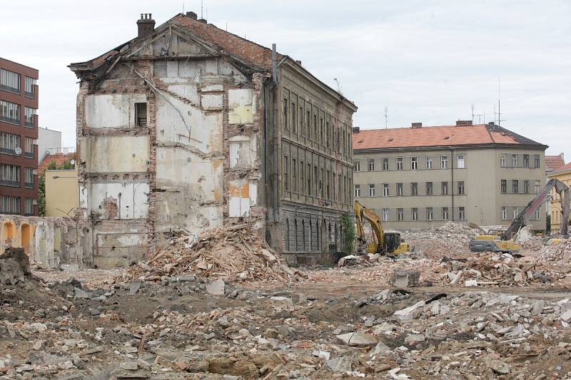 Sto tisíc tun sutin. Přibližně tolik váží rozbourané zbytky bývalé továrny Vlněna. Dělníci pomocí těžké techniky rozebírají poslední budovy, které v areálu stojí.