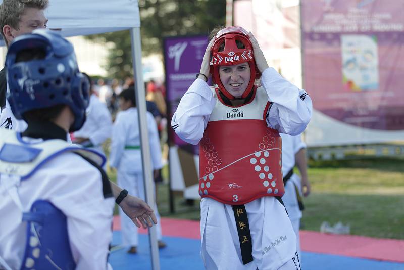 Olympijský festival přilákal v den zahájení stovky diváků. V areálu na brněnské Riviéře si mohli lidé vyzkoušet desítky různých olympijských sportů a je pro ně připraveno sportovní i relaxační zázemí.