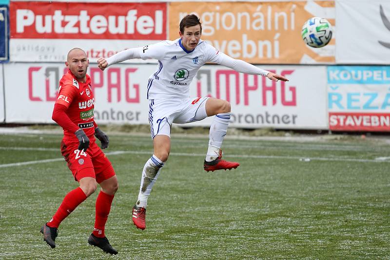 Fotbalisté Zbrojovky (v červeném) zahájili prvoligové jaro remízou v Mladé Boleslavi.