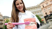 Techniku správného čištění zubů i tipy spjaté s dentální hygienou se mohli dozvědět lidé, kteří se účastnili akce Ve zdravém Brně zdravý chrup. Kampaň připravilo Sdružení studentů stomatologie, které na brněnském náměstí Svobody informovalo kolemjdoucí.