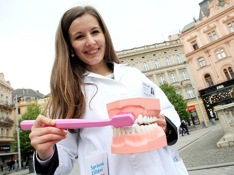 Techniku správného čištění zubů i tipy spjaté s dentální hygienou se mohli dozvědět lidé, kteří se účastnili akce Ve zdravém Brně zdravý chrup. Kampaň připravilo Sdružení studentů stomatologie, které na brněnském náměstí Svobody informovalo kolemjdoucí.