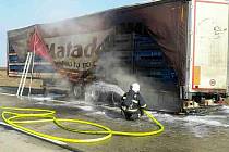 Hořící kamion zablokoval dálnici D2 u Brna.