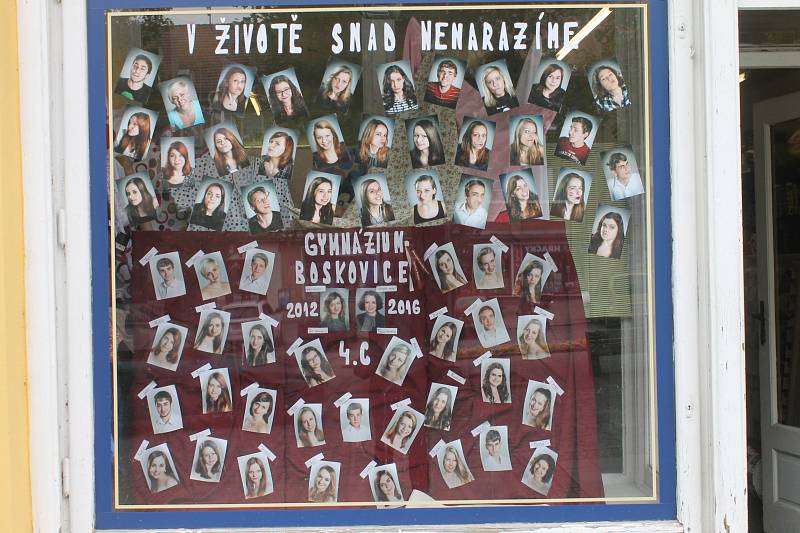 V ŽIVOTĚ SNAD NENARAZÍME. Skleněnou výlohu vtipně využili maturanti ze 4. C Gymnázia Boskovice. Jednu sadu fotografií s rozpláclými nosy nalepili přímo na sklo.