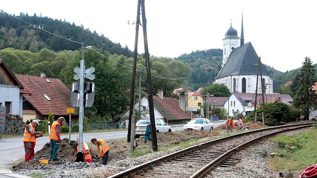 Oba přejezdy se rozhodla Správa železniční a dopravní cesty zmodernizovat a zvýšit tím jejich bezpečnost. Omezení spojená s opravami potrvají stejně jako rekonstrukce do konce měsíce.