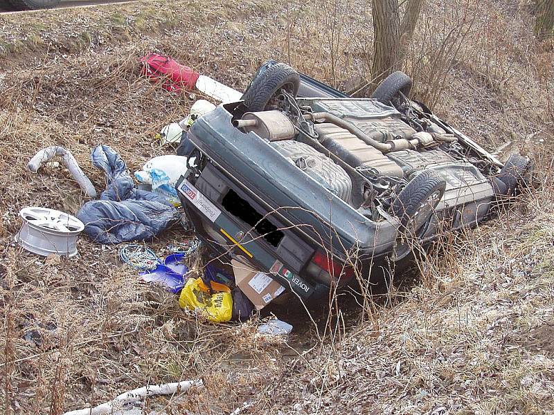 Na nepozornost doplatil ve středu v půl deváté ráno čtyřiačtyřicetiletý řidič, který v Kuřimi na Brněnsku sjel ze silnice do vody. Řidiče museli ze zdeformovaného auta vyprostit hasiči.