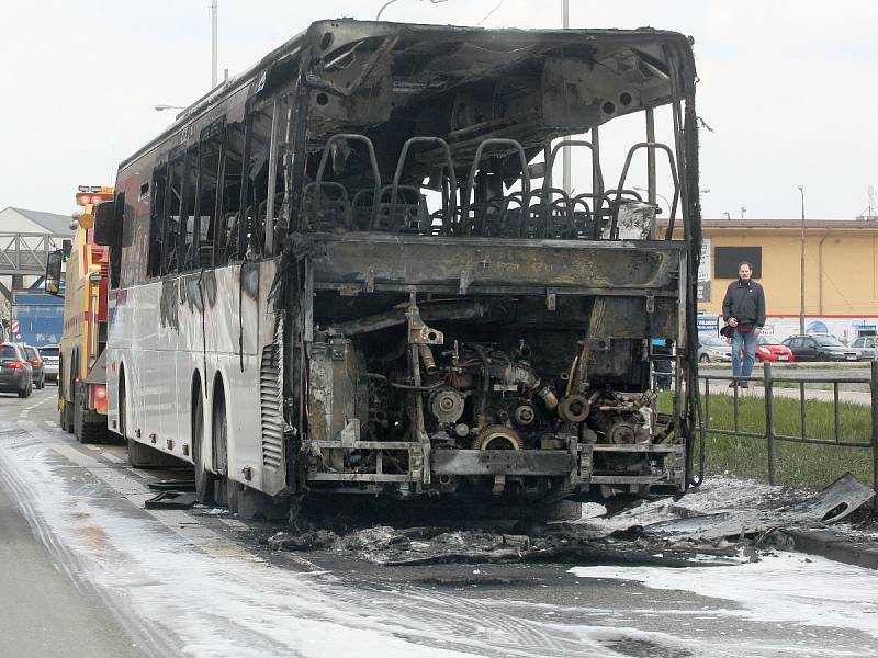 Uzavřená silnice a hořící autobus. Takový pohled se naskytl Brňanům ve čtvrtek krátce po druhé hodině odpoledne.