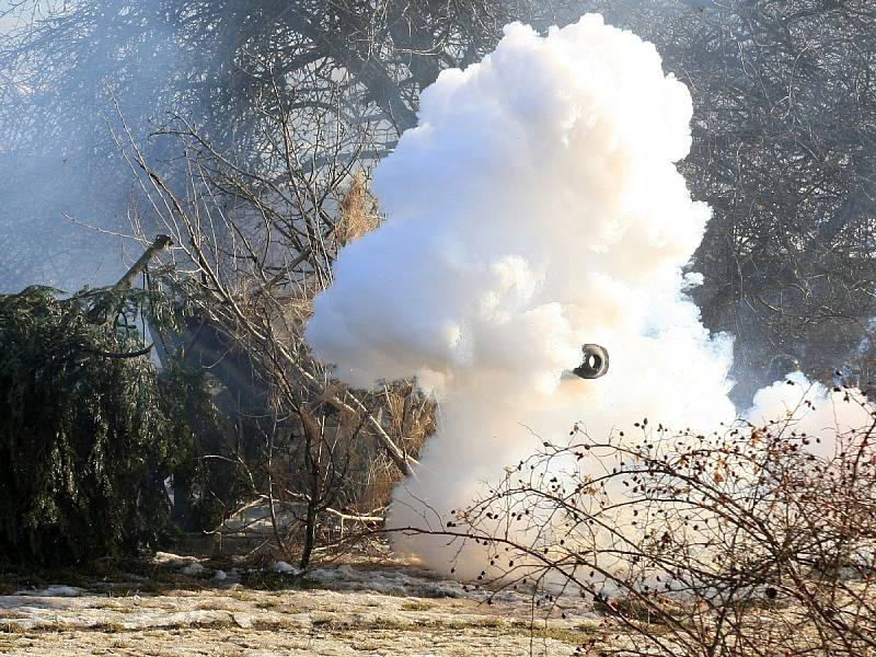 Německé jednotky v sobotu odrazily útok Rudé armády v Army parku u Ořechova. Zimní bitvu z východní fronty roku 1944 jim tam sehrálo přes sto účastníků v dobových uniformách s autentickou výstrojí. 