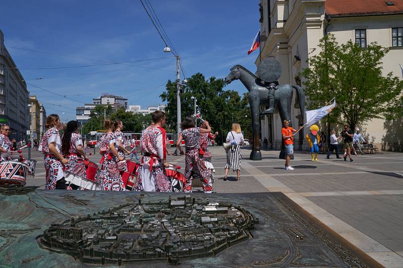 Letní evropské hry handicapované mládeže Emil Open začaly ve středu slavnostním zahajovacím ceremoniálem, na němž nechyběl průvod vlajkonošů, pochod bubeníků centrem Brna ani tradiční benefiční show Jana Krause Z očí do očí.