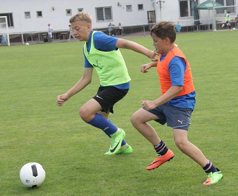 Už sedmý ročník Fotbalového kempu Petra Švancary hostí Rosice. Malí fotbalisté převážně z jižní Moravy si užili také návštěvu prvoligových fotbalistů Zbrojovky.