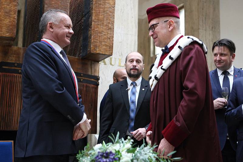 Slovenský prezident Andrej Kiska převzal na brněnské Masarykově univerzitě zlatou medaili.