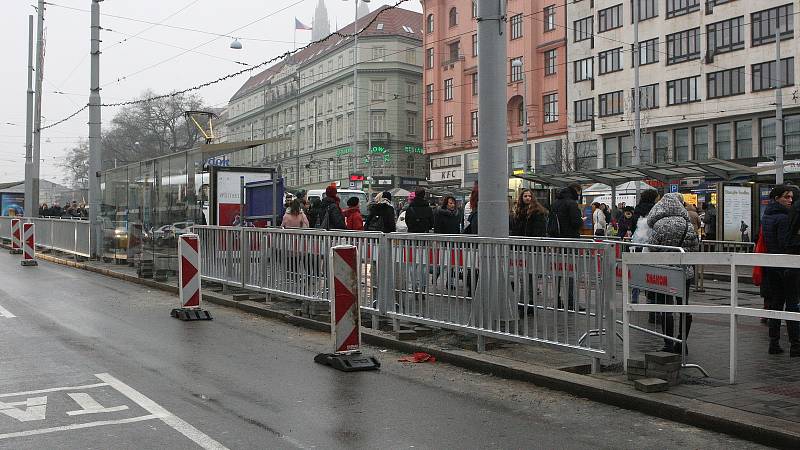 Před hlavním nádražím přibylo zábradlí. Chodci tak už nemohou k tramvajím přímo, musí podchodem nebo po přechodu u pošty.