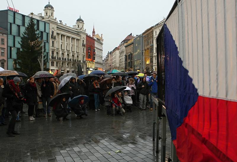 Zhruba dvě stě lidí přišlo na vzpomínkovou akci k 17. listopadu na brněnské náměstí Svobody.