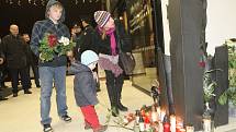 Takto si hasiči, rodinní příslušníci, přátelé a veřejnost připomínali tragickou smrt dvou hasičů v brněnském kasinu při požáru v roce 2002.