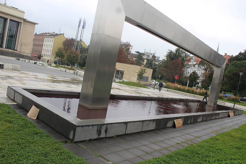Vodu v kašně před Janáčkovým divadlem v Brně zbarvili odpůrci veletrhu IDET dočervena.